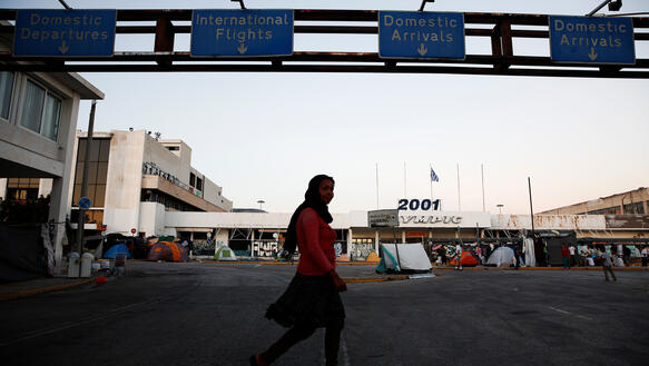 Eines der drei Elliniko-Flüchtlingslager in Athen: das alte Flughafengebäude