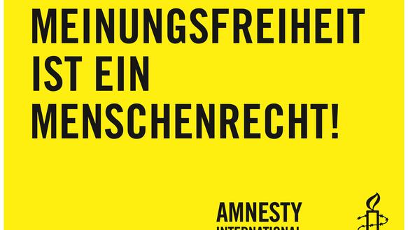 Schrift Meinungsfreiheit ist ein Menschenrecht und Amnesty Logo auf gelbem Hintergrund