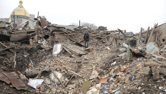 Ein Mann steht in der ukrainischen Stadt Odessa in den Trümmern eines Wohngebäudes, das durch einen russischen Raketenangriff komplett zerstört wurde (29. Dezember 2023).